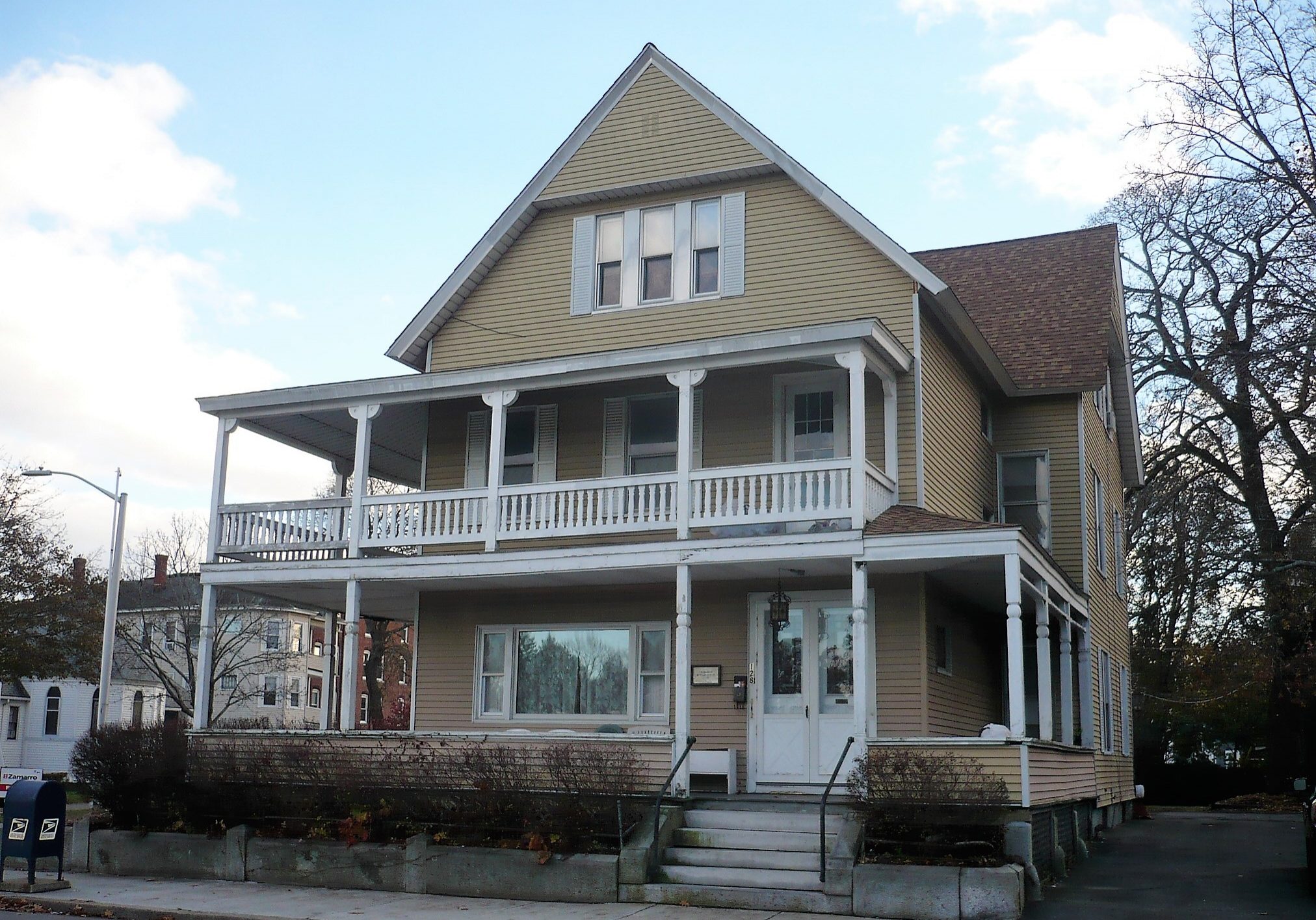 128 Elm St Worcester